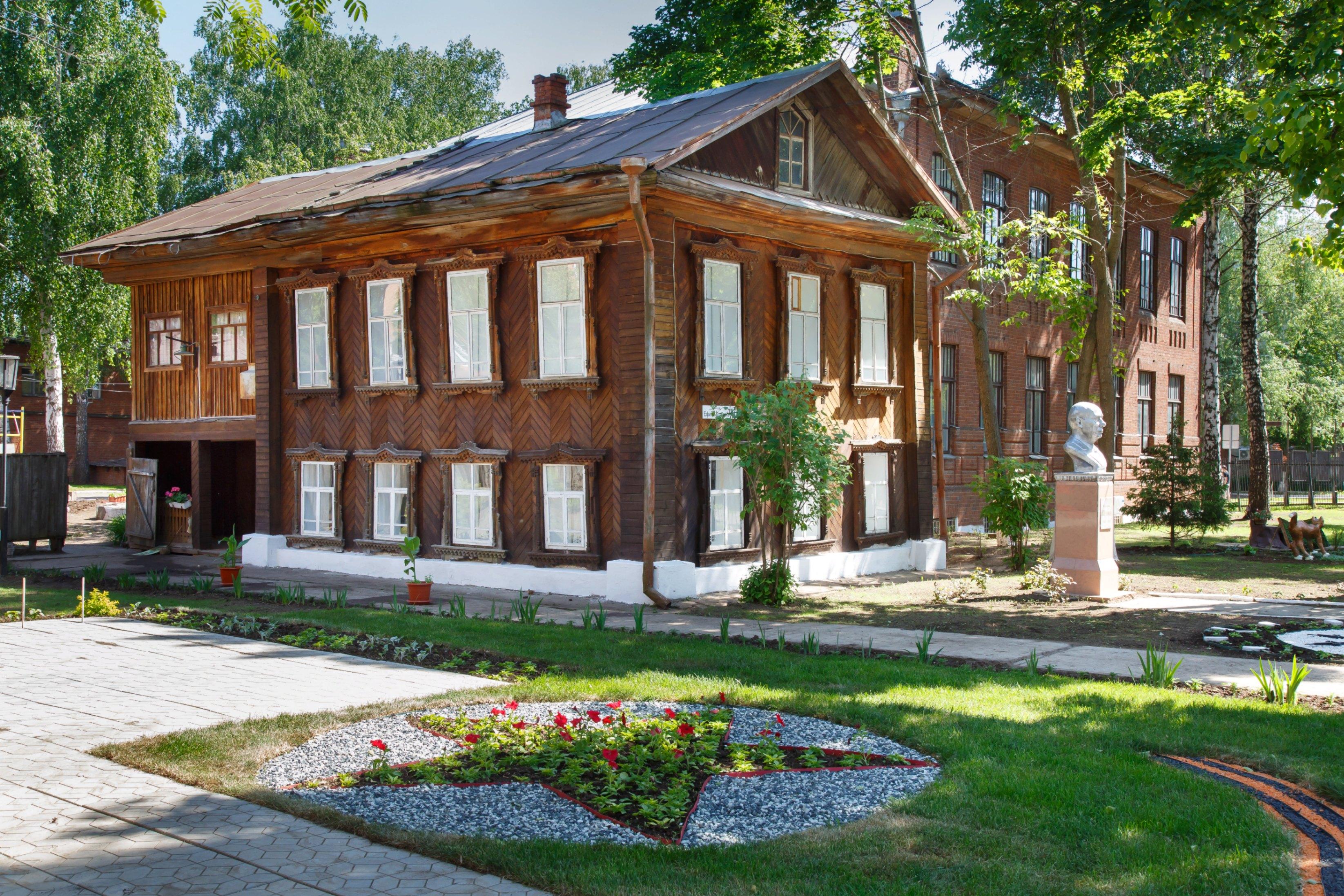 Мемориальный дом-музей академика Н. В. Мельникова. Адрес - г. Сарапул, ул.  Ефима Колчина, 37