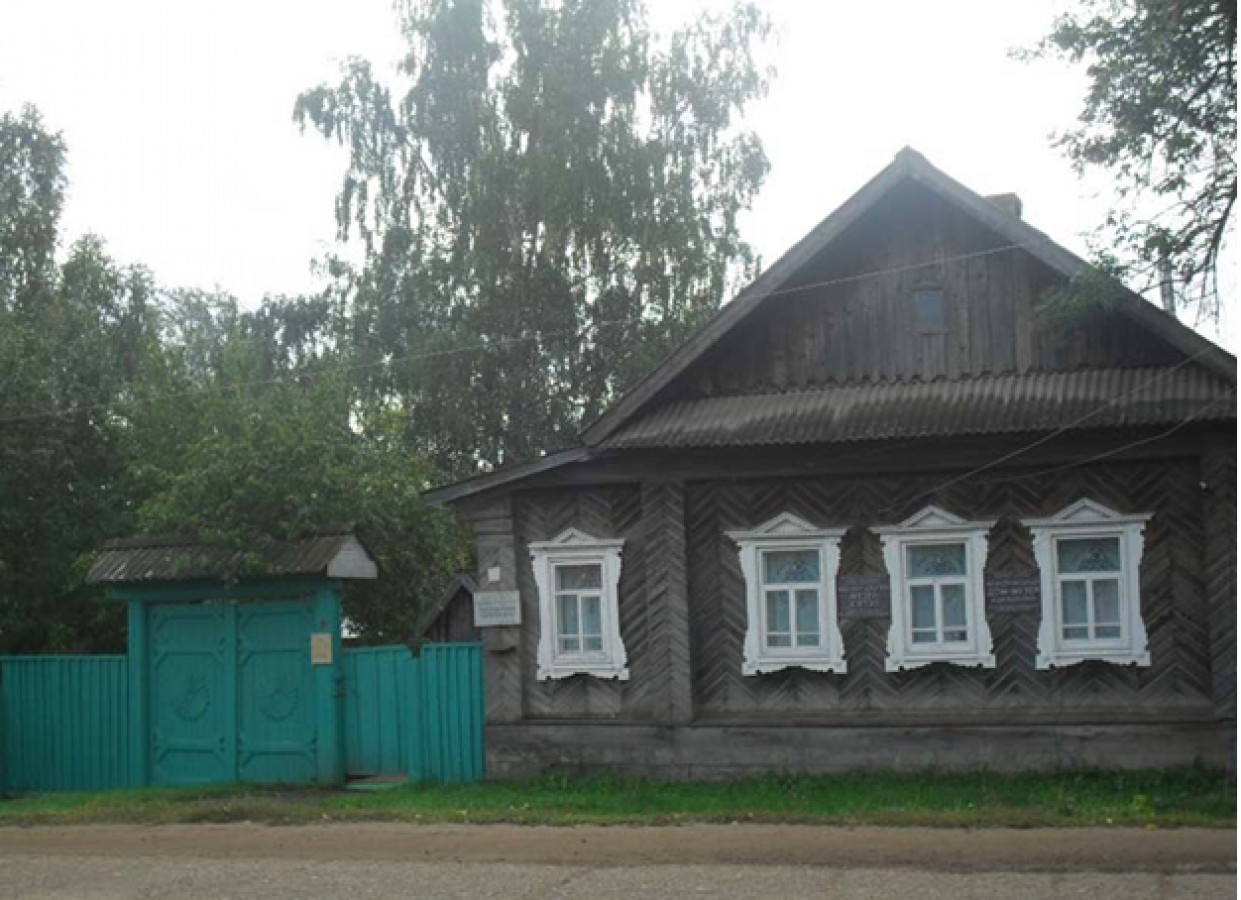 Литературный дом-музей Ашальчи Оки. Адрес - Алнашский р-он, с. Алнаши, ул.  Первомайская, 5