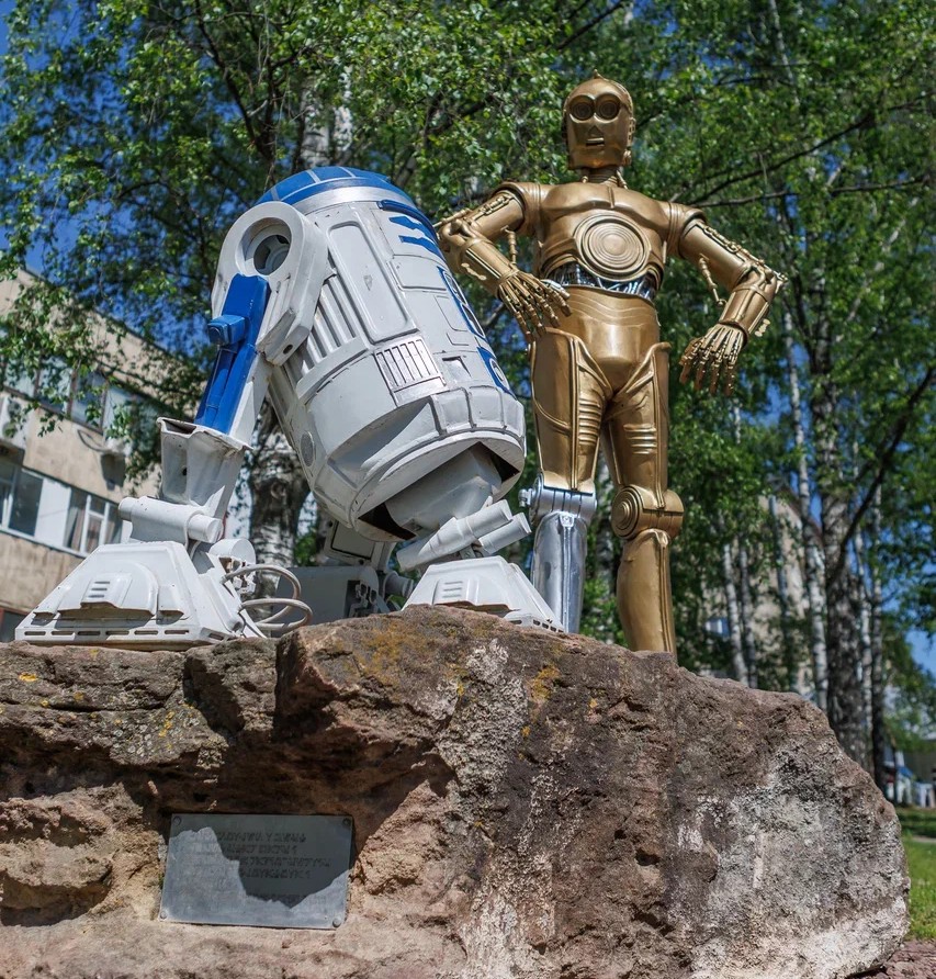 Памятник дроидам в Ижевске | Путешествуй по Удмуртии Памятник дроидам в Ижевске | Путешествуй по Удмуртии