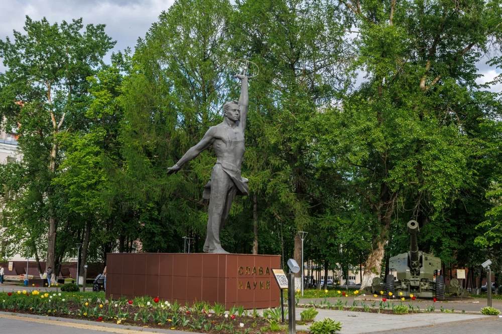 pamyatnik-slava-nauke_1.jpg Памятник «Слава науке!» («Вечный студент») у второго корпуса ИжГТУ имени Калашникова | Путешествуй по Удмуртии