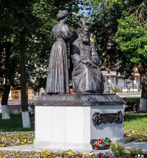 Памятник священномученику Николаю Чернышеву и его дочери Варваре в Воткинске | visitudmurtia.org Памятник священномученику Николаю Чернышеву и его дочери Варваре в Воткинске | visitudmurtia.org