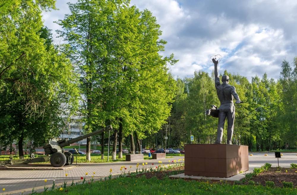 pamyatnik-slava-nauke_2.jpg Памятник «Вечный студент» («Слава науке!») у ИжГТУ | Визит Удмуртия | visitudmurtia.org