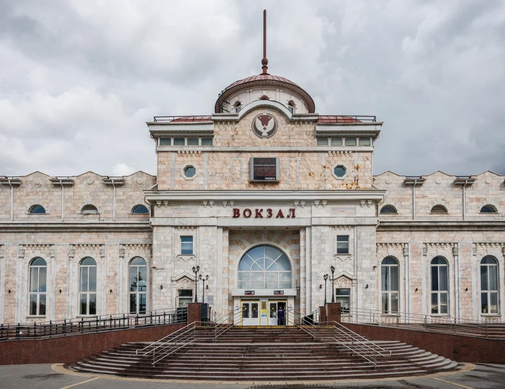 Теміржолдағы құмарлықтың эротикалық фотосуреттері Олар соқыр әйелді сиқырлайды