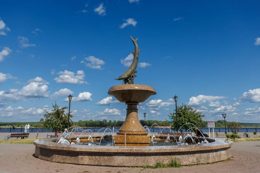 набережной реки Камы Сарапул, фонтан со стерлядью | Визит Удмуртия | visitudmurtia.org | Путешествуй по Удмуртии 