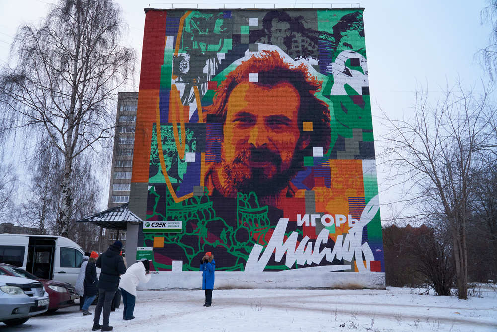 DSC00155дек. 07 2024.jpg Мурал на улице Карла Маркса, 25 в Глазове, посвящённом основателю театра «Парафраз» Игорю Маслову | visitudmurtia.org | Путешествуй по Удмуртии