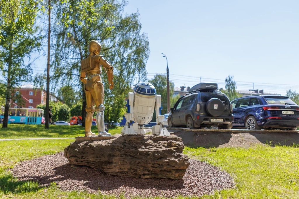 Скульптура дроидов C-3PO и R2-D2 в Ижевске | Визит Удмуртия | visitudmurtia.org Скульптура дроидов C-3PO и R2-D2 в Ижевске | Визит Удмуртия | visitudmurtia.org