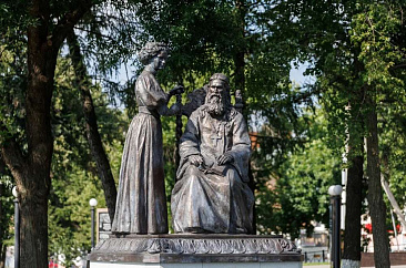 Памятник священномученику Николаю Чернышеву и его дочери Варваре в Воткинске
