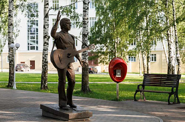 Скульптура Владимира Высоцкого в Воткинске: народный памятник с гитарой